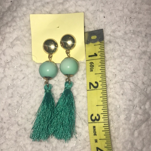 🦋(5/$8) Tasseled Earrings - Picture 3 of 3